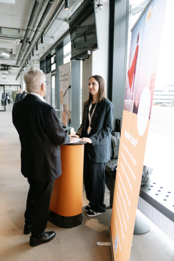 Menschen in Businesskleidung unterhalten sich